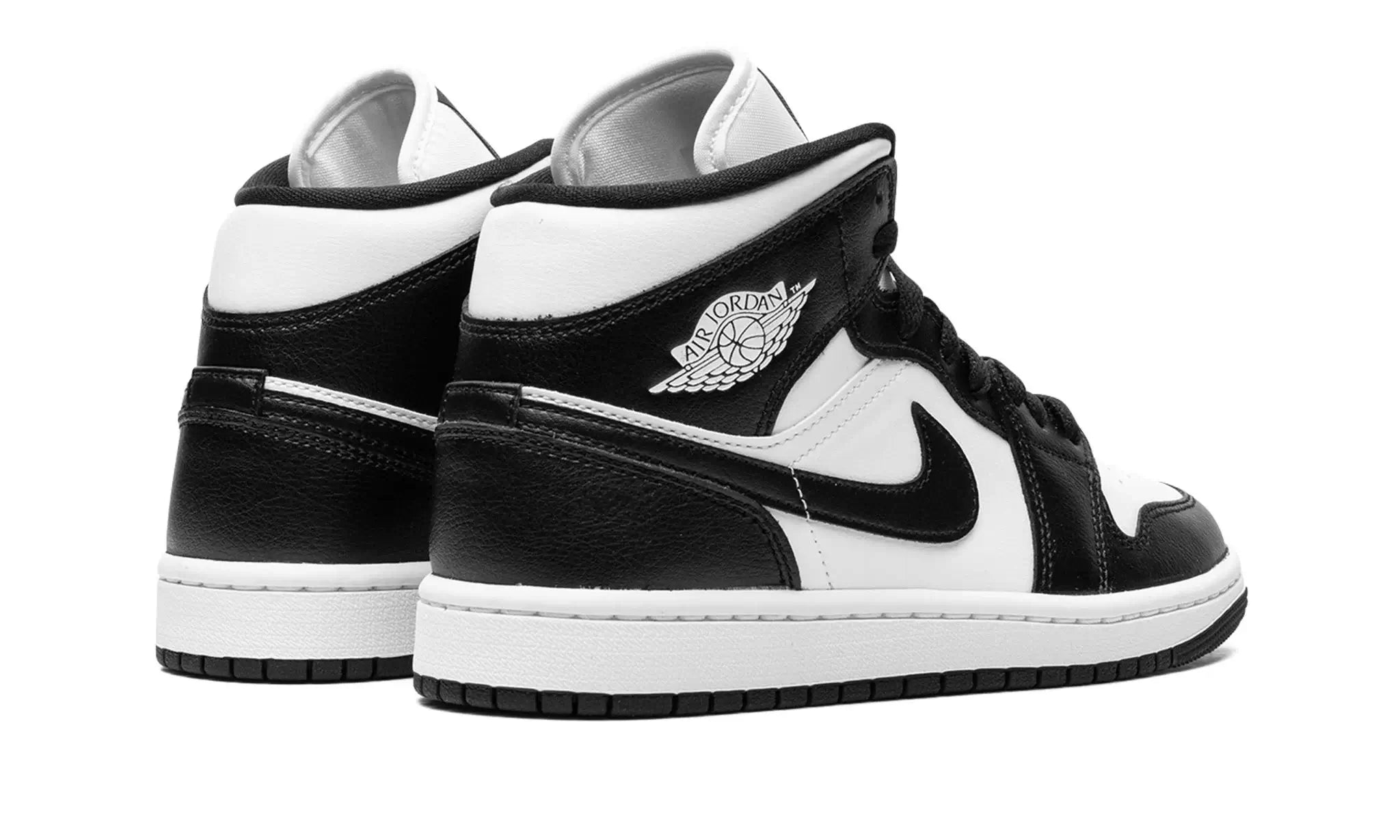 TÊNIS NIKE AIR JORDAN 1 MID PANDA - PRETO E BRANCO - Sttyleira ImportsTÊNIS NIKE AIR JORDAN 1 MID PANDA - PRETO E BRANCOSttyleira ImportsSttyleira ImportsTÊNIS NIKE AIR JORDAN 1 MID PANDA - PRETO E BRANCO